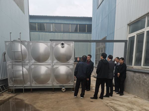 濟(jì)寧職業(yè)技術(shù)學(xué)院機(jī)電工程系教師及校領(lǐng)導(dǎo)，協(xié)同鎮(zhèn)領(lǐng)導(dǎo)來廠考察合作